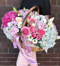 Композиция солнечный день в Бронница Цветочная композиция из Розы, Хризантемы, Пионы и Лизиантусы в корзине в Бронница